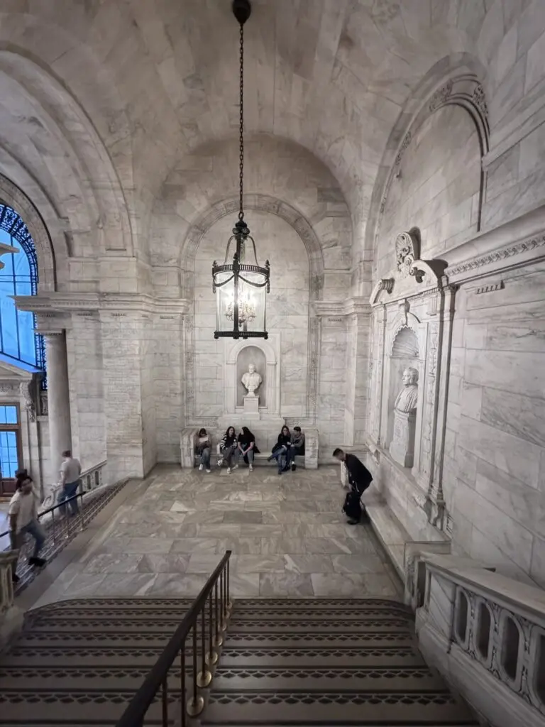 Treppe in der Public Library in New York 
