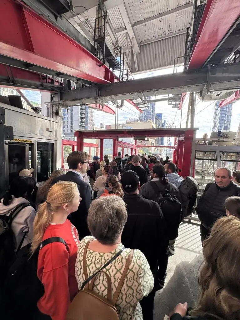 Warteschlange Roosevelt Island Tramway in New York