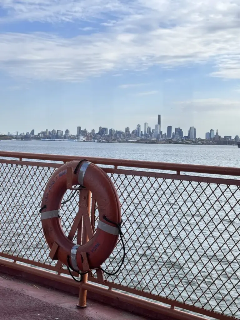 Skyline von New York und Rettungsring