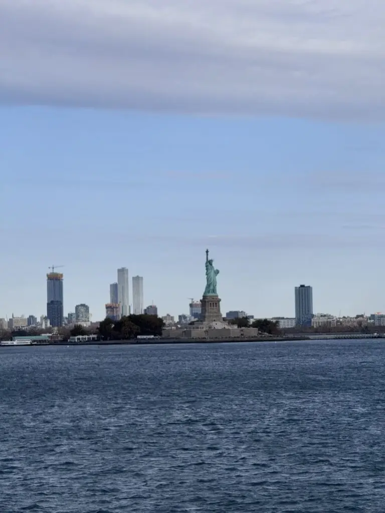 Skyline New York mit Freiheitsstatue 