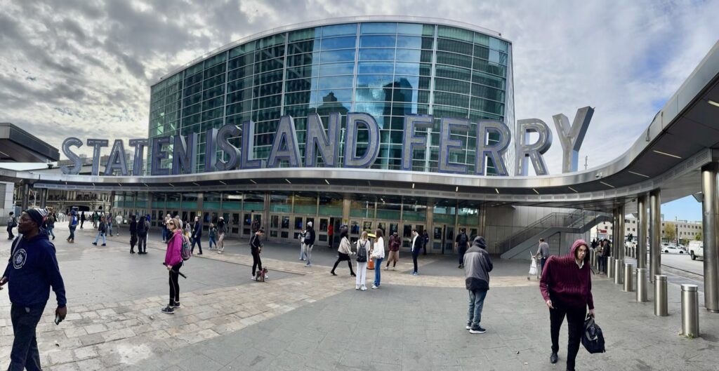 Gebäude der Staten Island Ferry auf New York