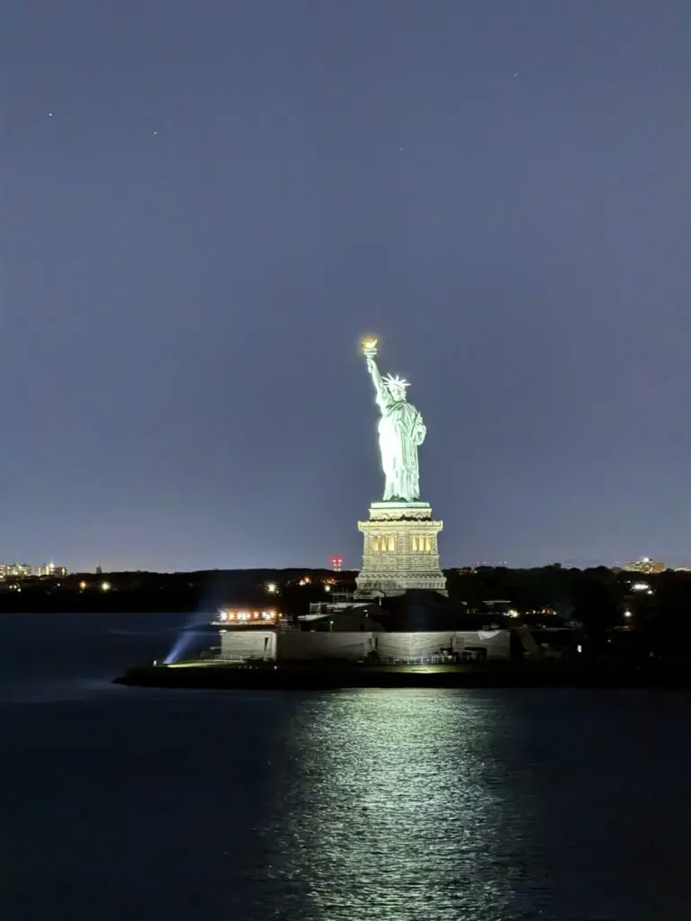 Skyline New York mit Freiheitsstatue 