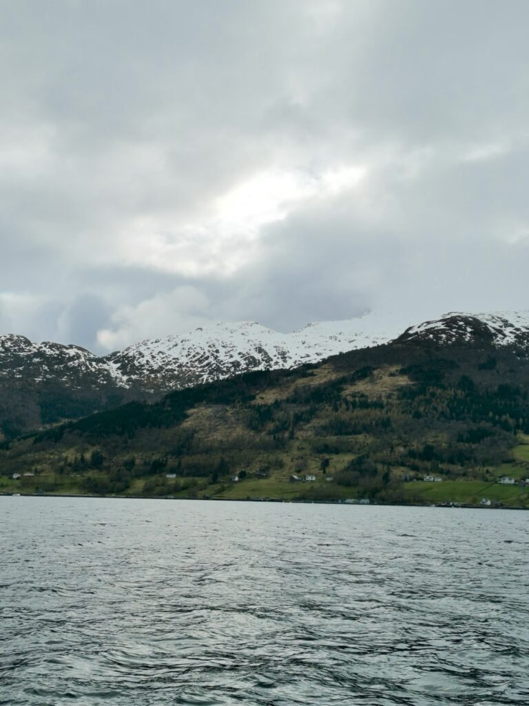 Nordfjord und Berge in Norwegen