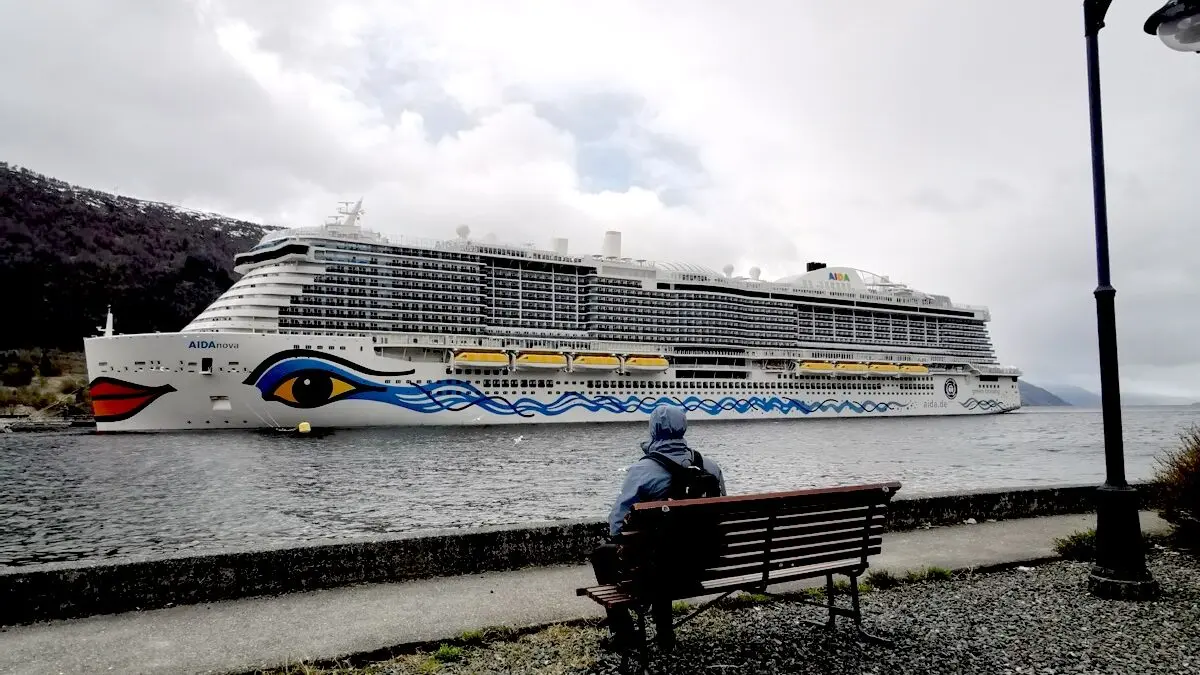 Mann auf Bank am Hafen Nordfjordeid mit Aida