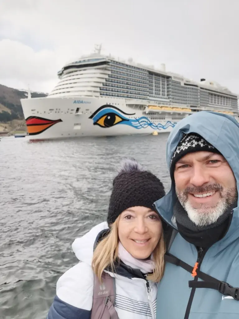 Hafen Nordfjordeid mit Kreuzfahrtschiff und Pärchen