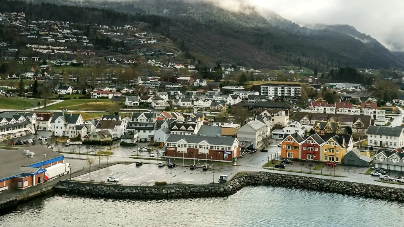 Blick auf die Stadt Nordfjordeid