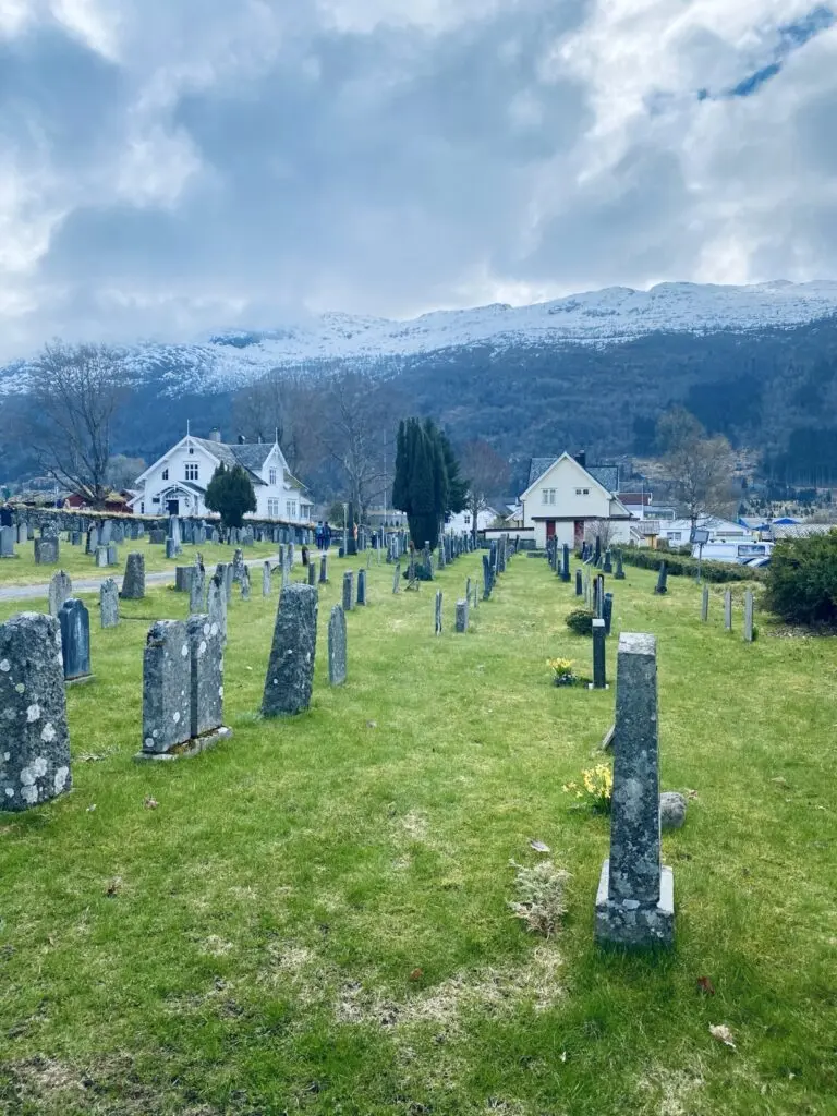 Friedhof der Kirche Eid Church in Nordfjordeid