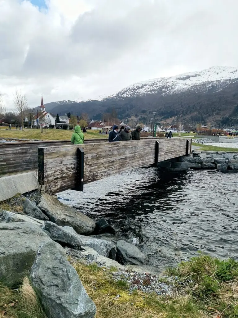 Brücke mit Eid Churck in Nordfjordeid