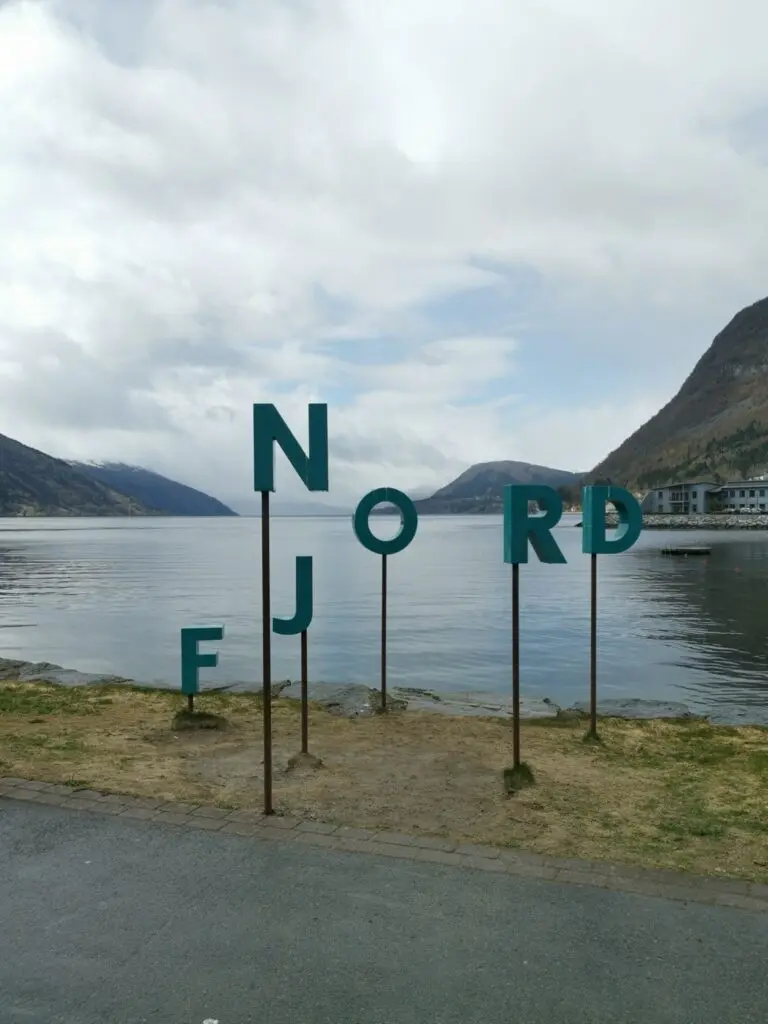  große Buchstaben am Fjord in Nordfjordeid