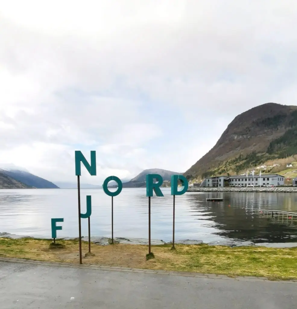 Große Buchstaben am Fjord in Nordfjordeid