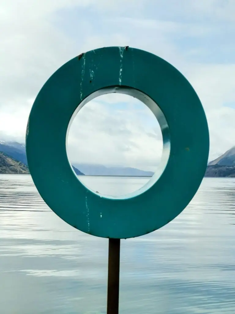 Große Buchstaben am Fjord in Nordfjordeid