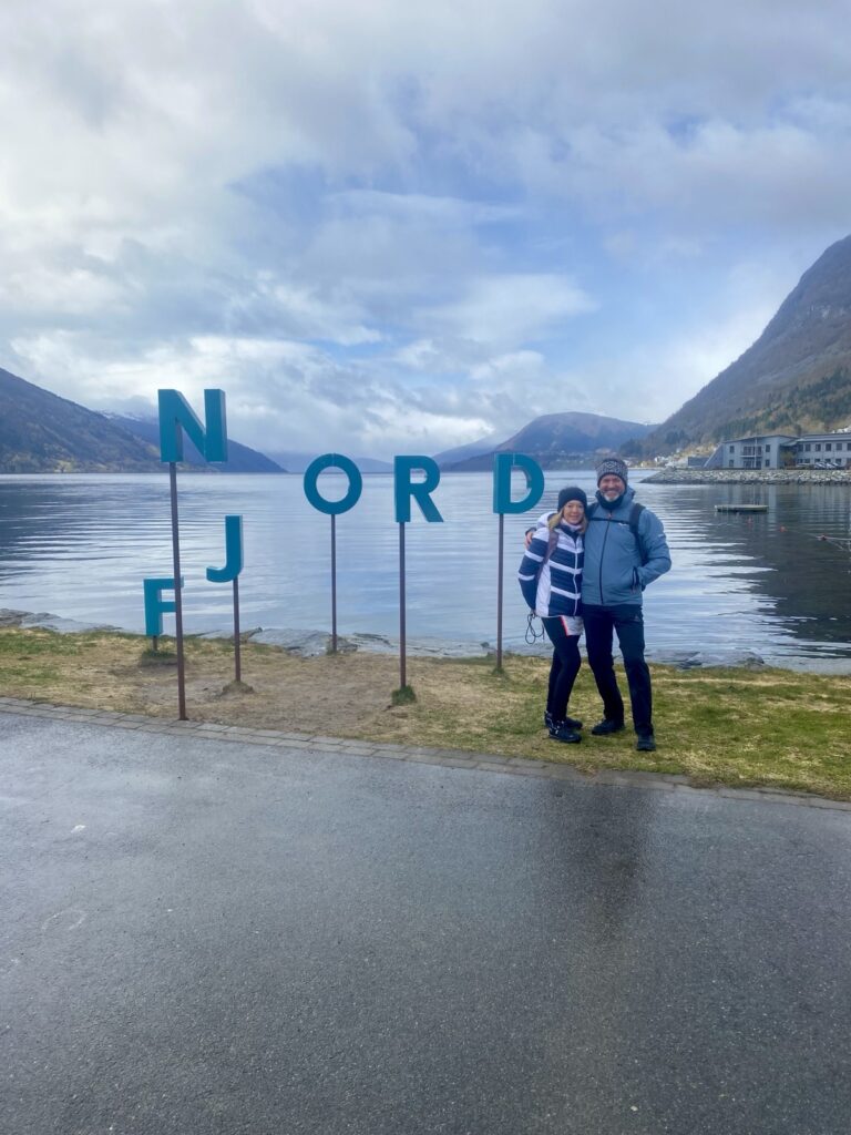 Große Buchstaben am Fjord in Nordfjordeid