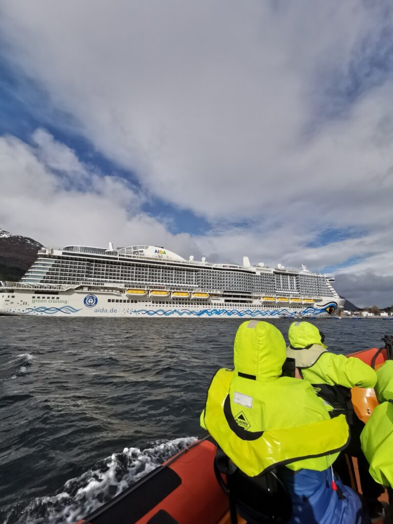 Blick auf Aida bei RIB-Boot Fahrt in Nordfjordeid