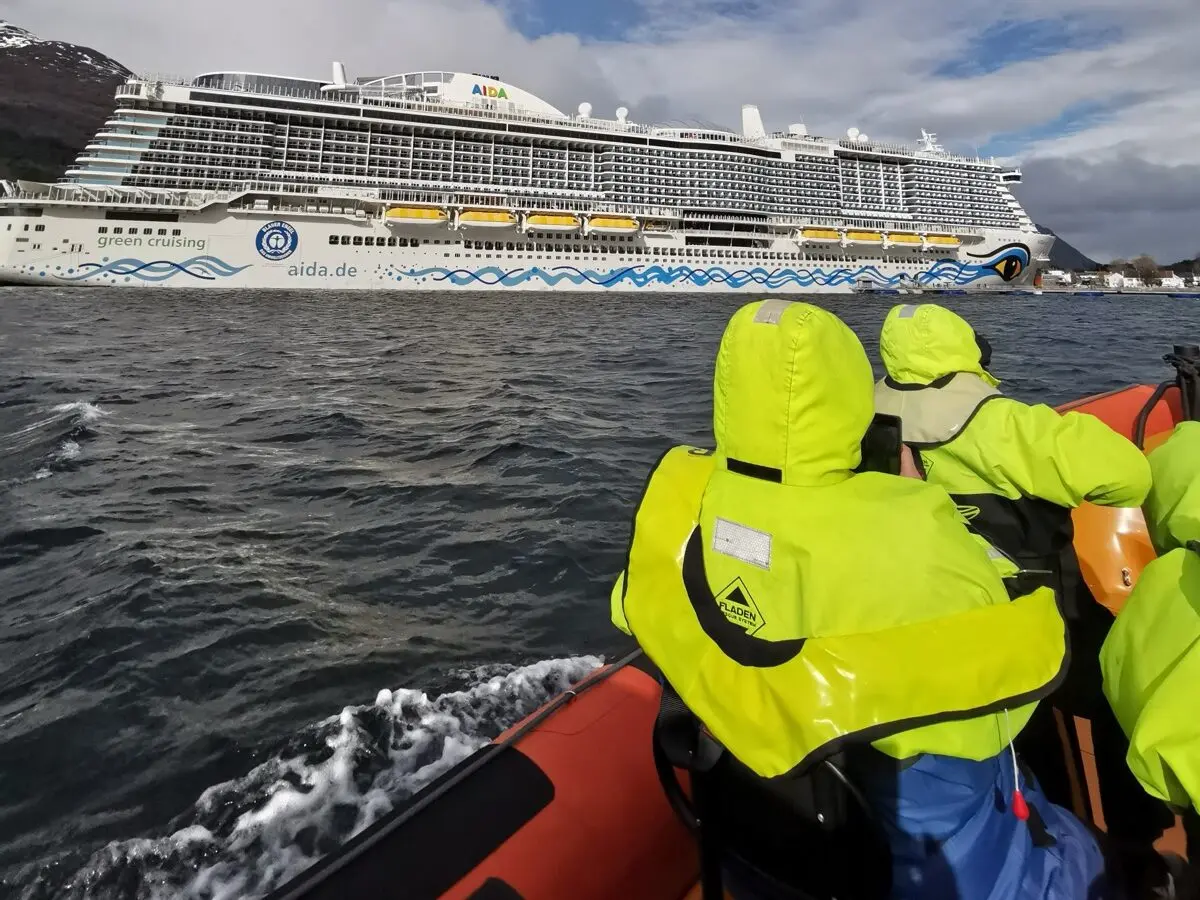Blick auf Aida bei RIB-Boot Fahrt in Nordfjordeid