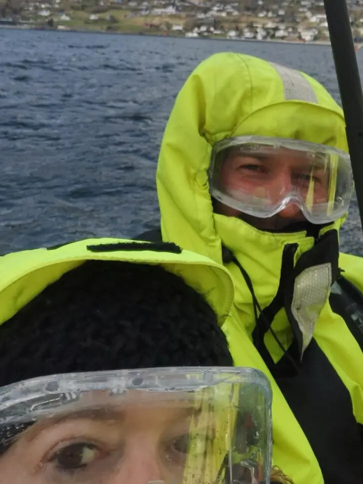 Pärchen bei RIB-Boot-Fahrt in Nordfjordeid