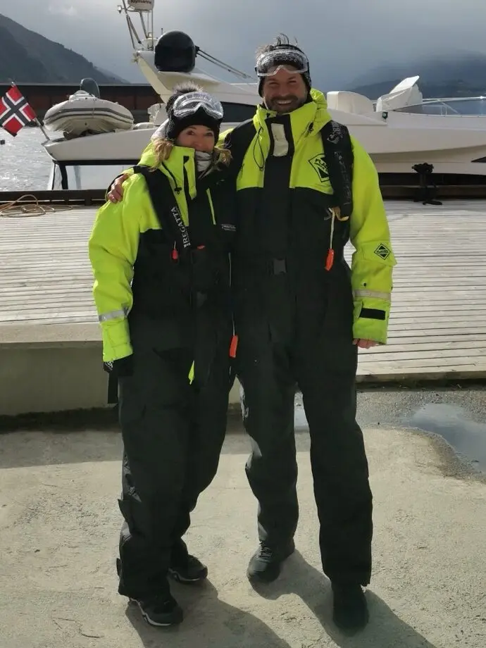 Pärchen im Anzug zur RIB-Boot-Fahrt in Nordfjordeid