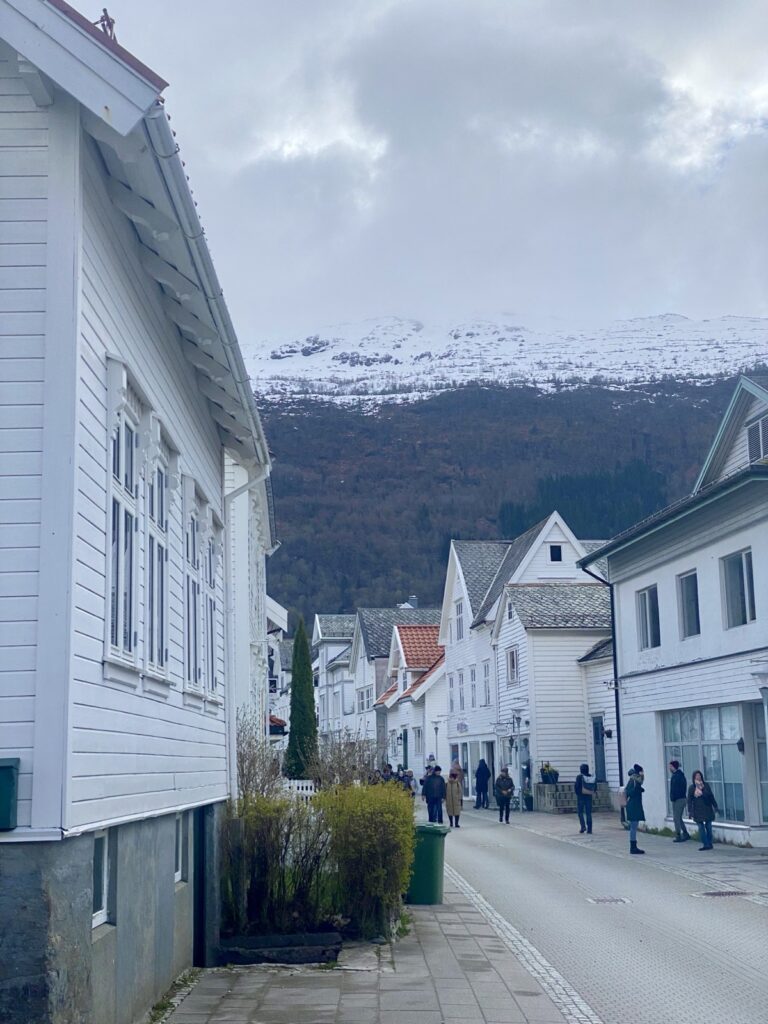 Gasse im Zentrum von Nordfjordeid
