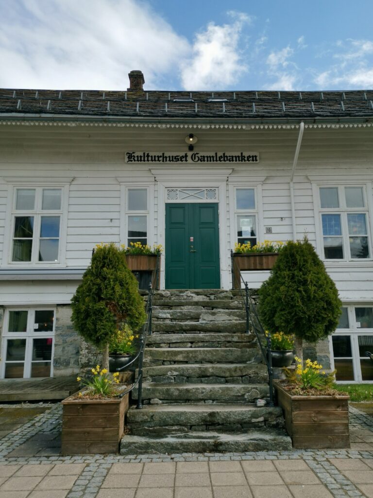 Eingang Kulturhuset Gamlebanken in Nordfjordeid