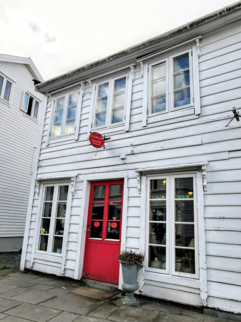 Weißes Holzhaus im Zentrum von Nordfjordeid