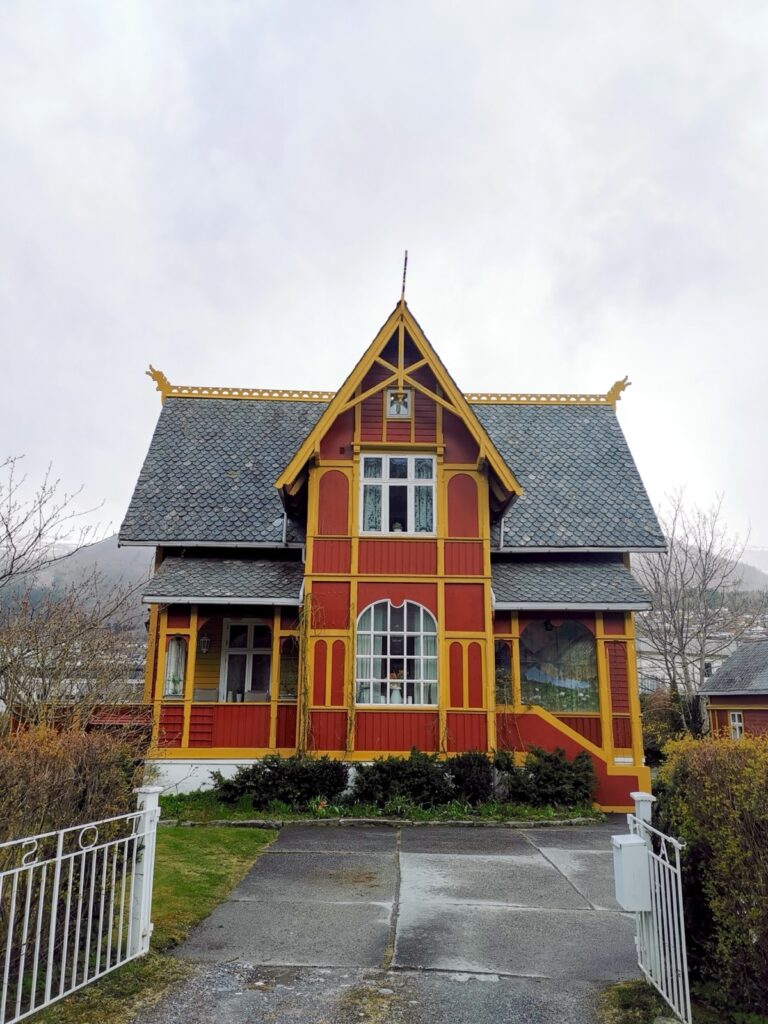 Gelbes Holz Haus im Zentrum von Nordfjordeid