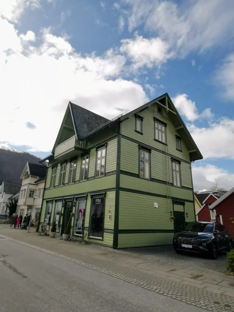 Grünes Holzhaus im Zentrum vom Nordfjordeid
