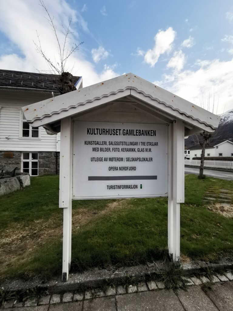 Schild vor Kulturhuset Gamlebanken in Nordfjordeid