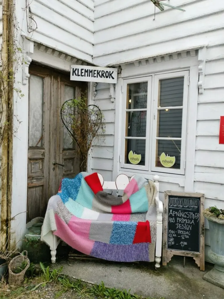 Sitzecke im Zentrum von Nordfjordeid