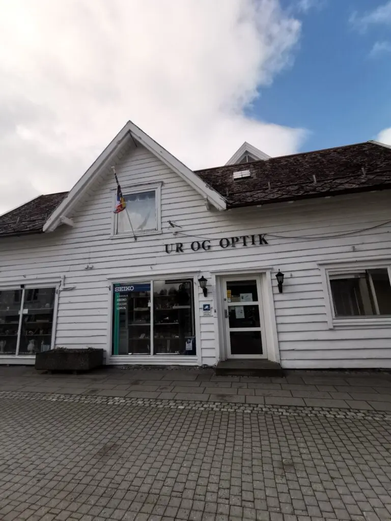 weißes Holzhaus im Zentrum vom Nordfjordeid