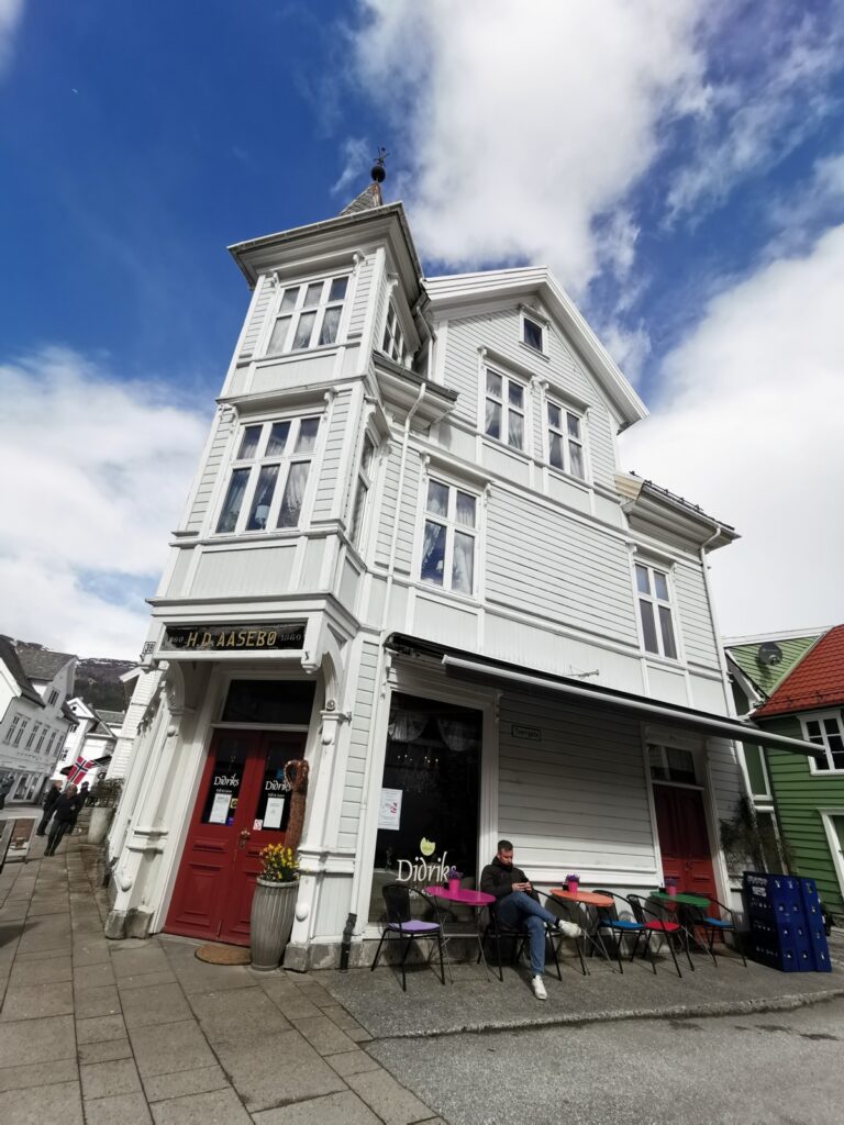 Weißes Holzhaus im Zentrum von Nordfjordeid