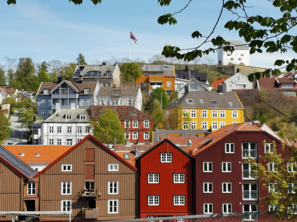 Bunte Holzhäuser-Zeile in Trondheim Bakklandet
