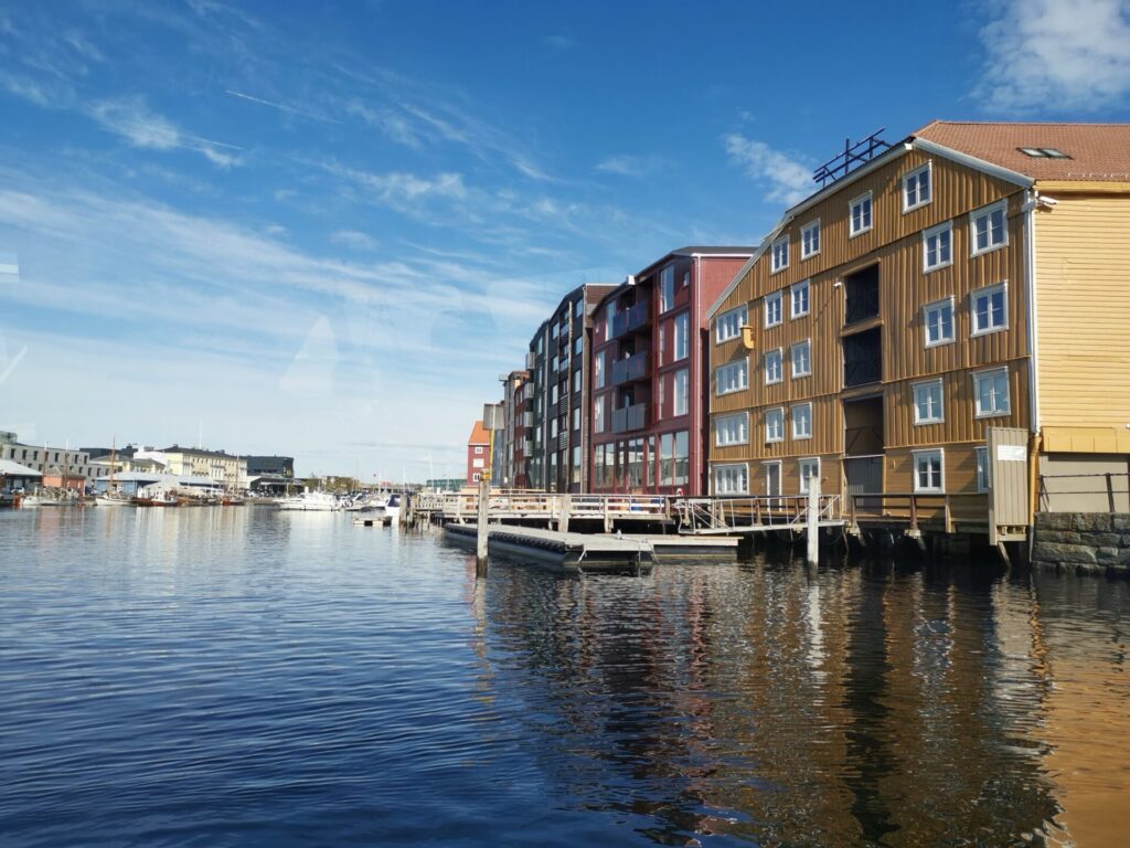 Bunte Speicherhäuser am Fluss Nidelva in Trondheim