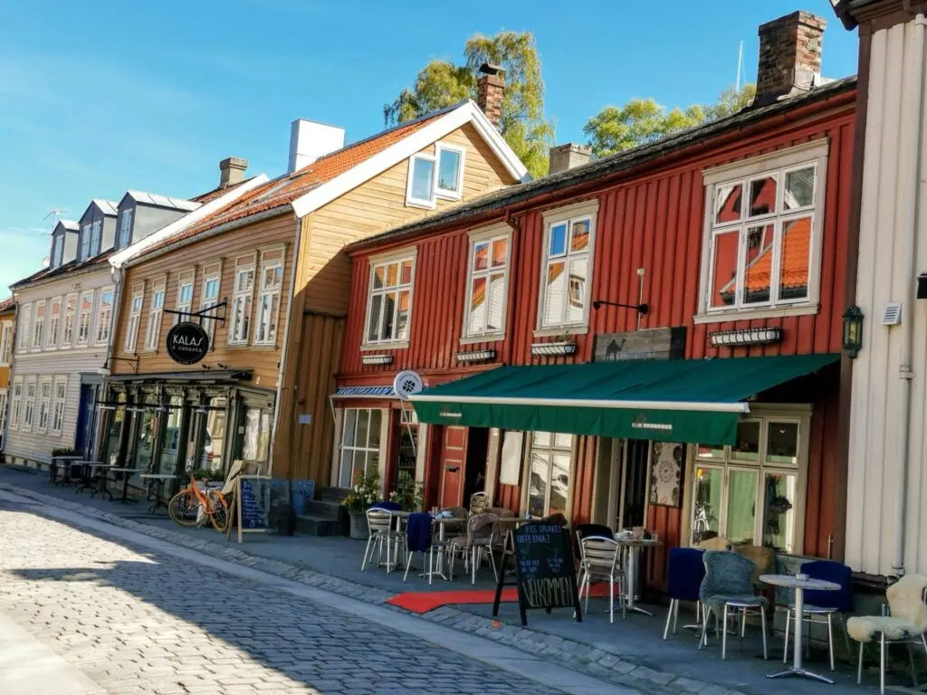 Bunte Holzhäuser-Zeile in Stadtteil Bakklandet Trondheim