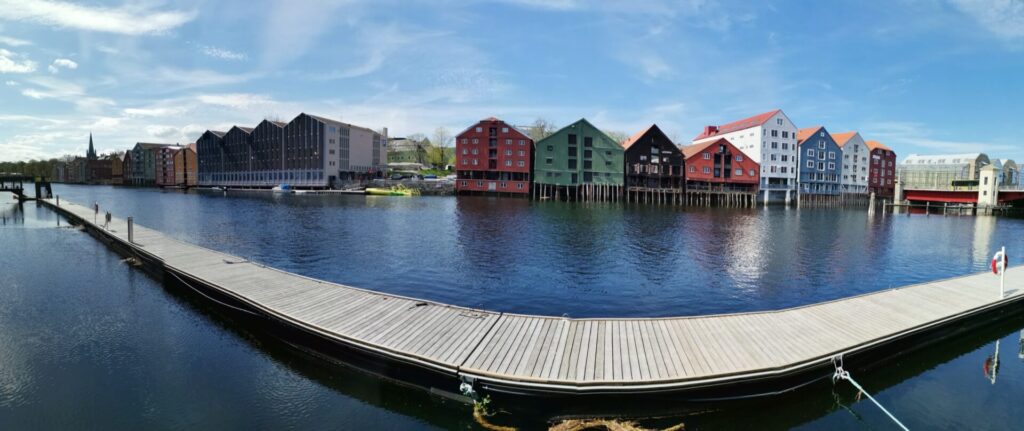Panoramablick auf die Speicherhäuser von Trondheim