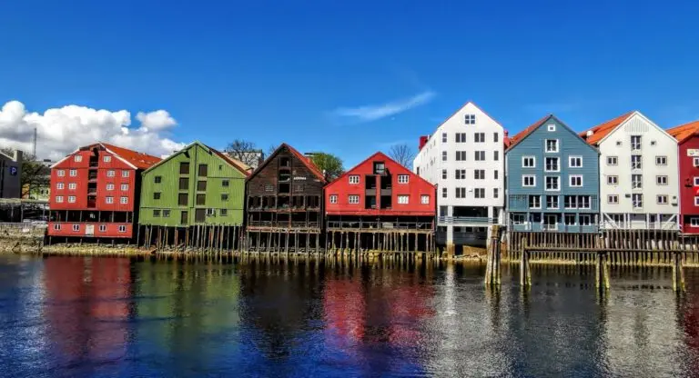 Bunte Holzhäuser-Zeile in Trondheim