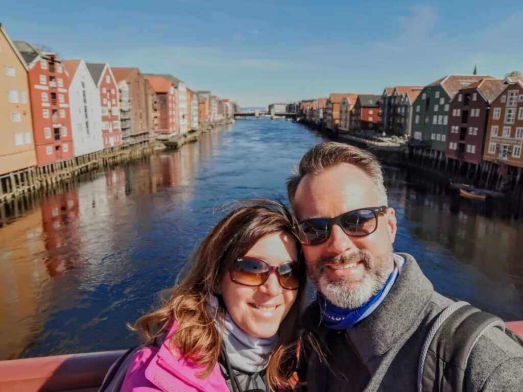 Bunte Speicherhäuser in Trondheim mit Pärchen
