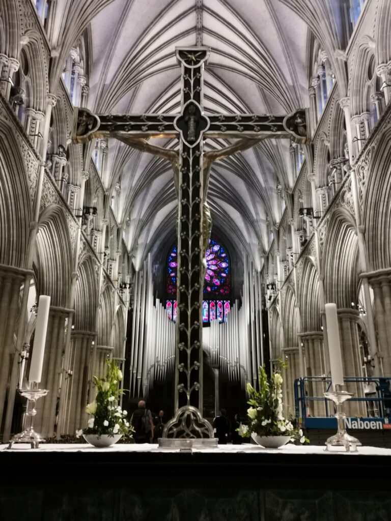 Altar mit Kreuz im Nidarosdom in Trondheim 