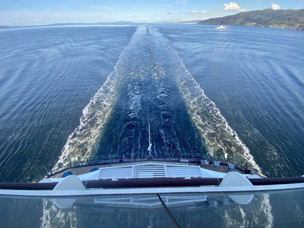 Blick auf Fahrrinne, Kreuzfahrtschiff in Norwegen