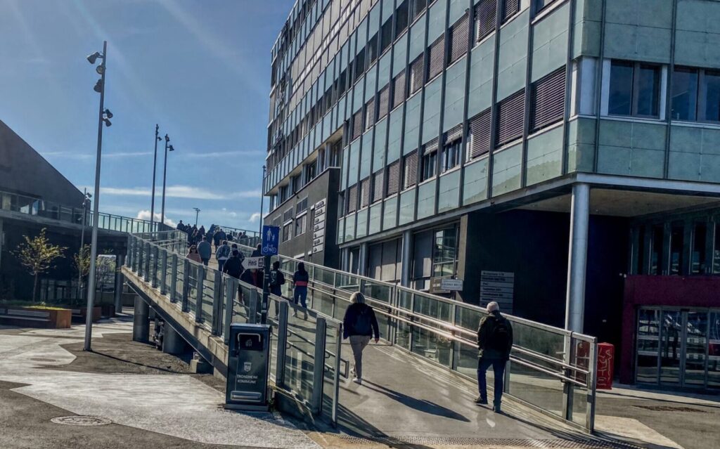 Fußgänger-Brücke am Hafen von Trondheim