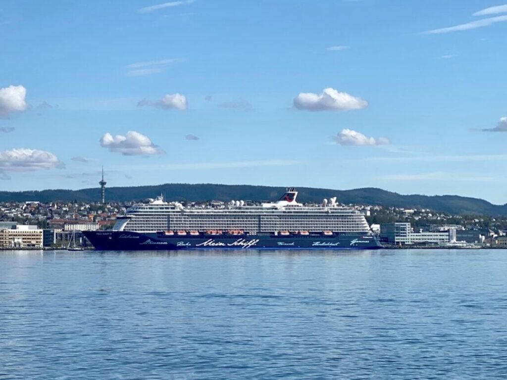 Mein Schiff im Hafen von Trondheim