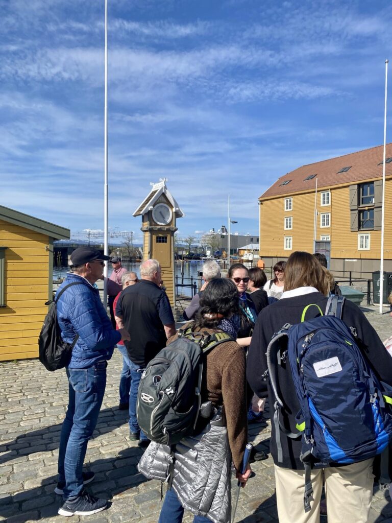 Wartende Ausflugsgruppe Mein Schiff 4 in Trondheim