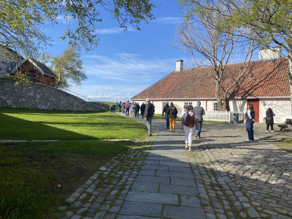 Fußweg auf der Insel Munkholmen in Trondheim