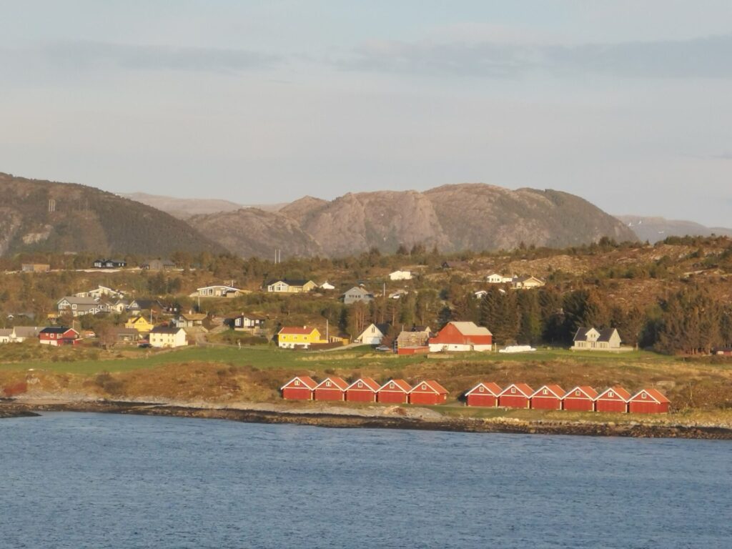 Bunte Holzhäuser am Fjord in Trondheim