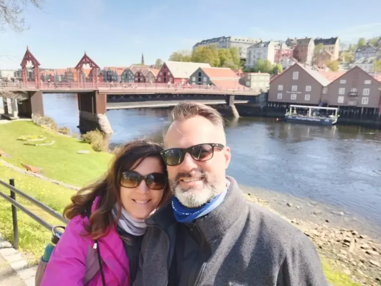 Pärchen mit Blick auf die Alte Stadtbrücke in Trondheim