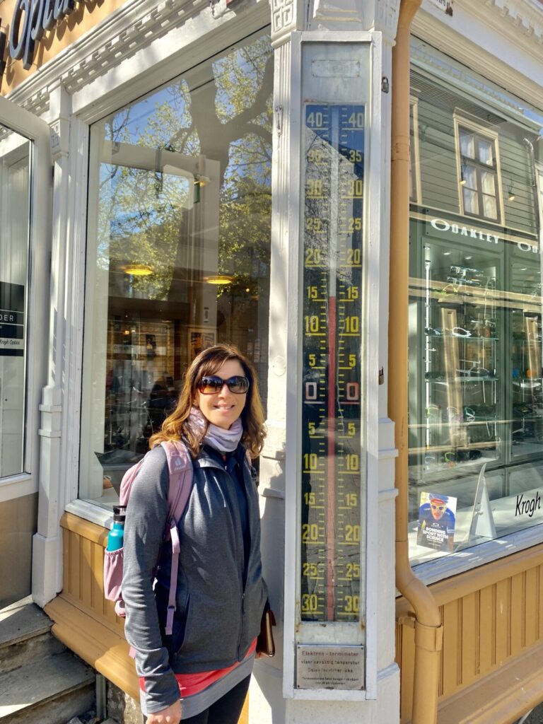 Thermometer an einem Geschäft im Zentrum von Trondheim