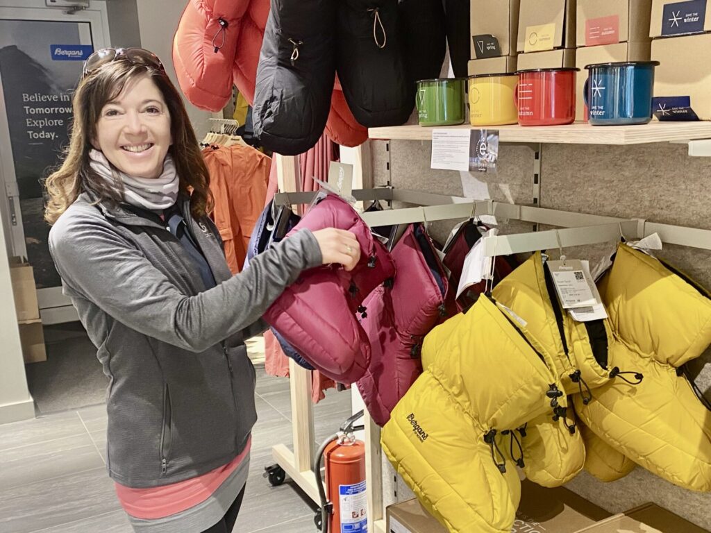 Frau mit warmen Winterboots in Trondheim