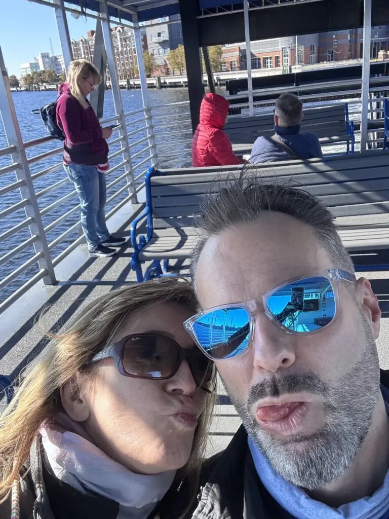 Pärchen auf der Elizabeth River Ferry in Norfolk