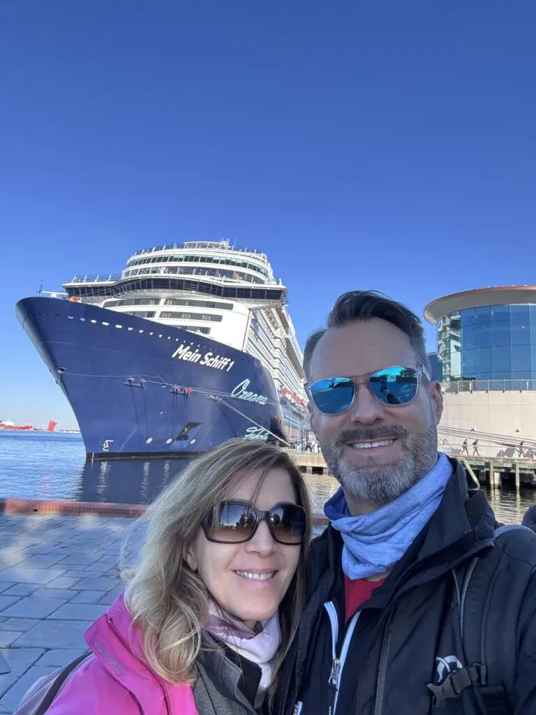 Mein Schiff 1 und Pärchen am Hafen von Norfolk