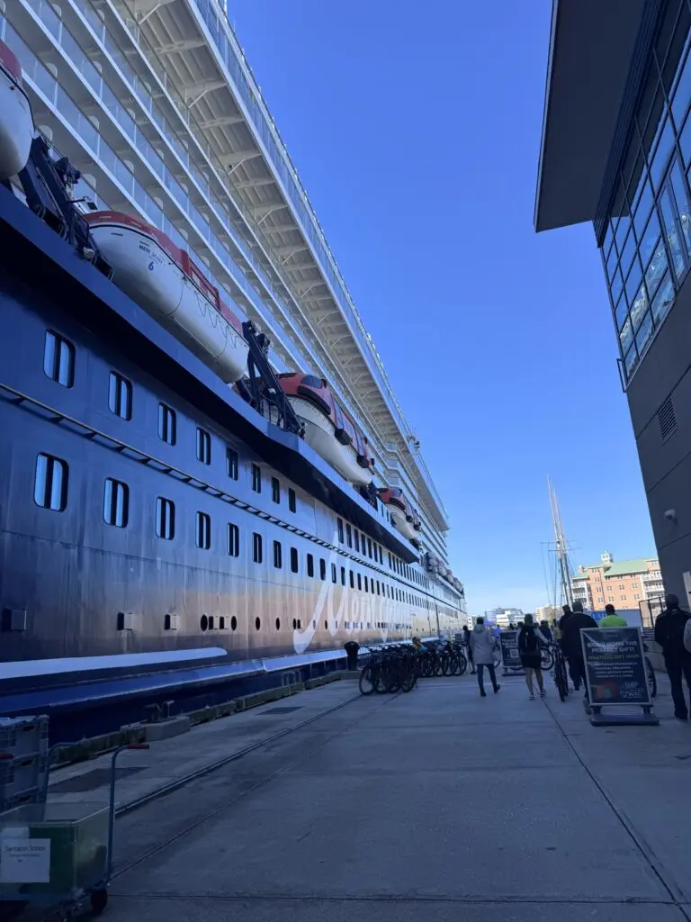 Mein Schiff 1 im Hafen von Norfolk