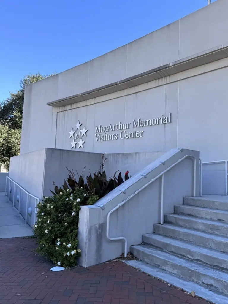 Eingang MacArthur-Memorial Museum in Norfolk