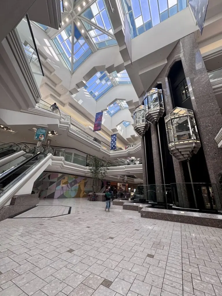 MacArthur Center von innen in Norfolk